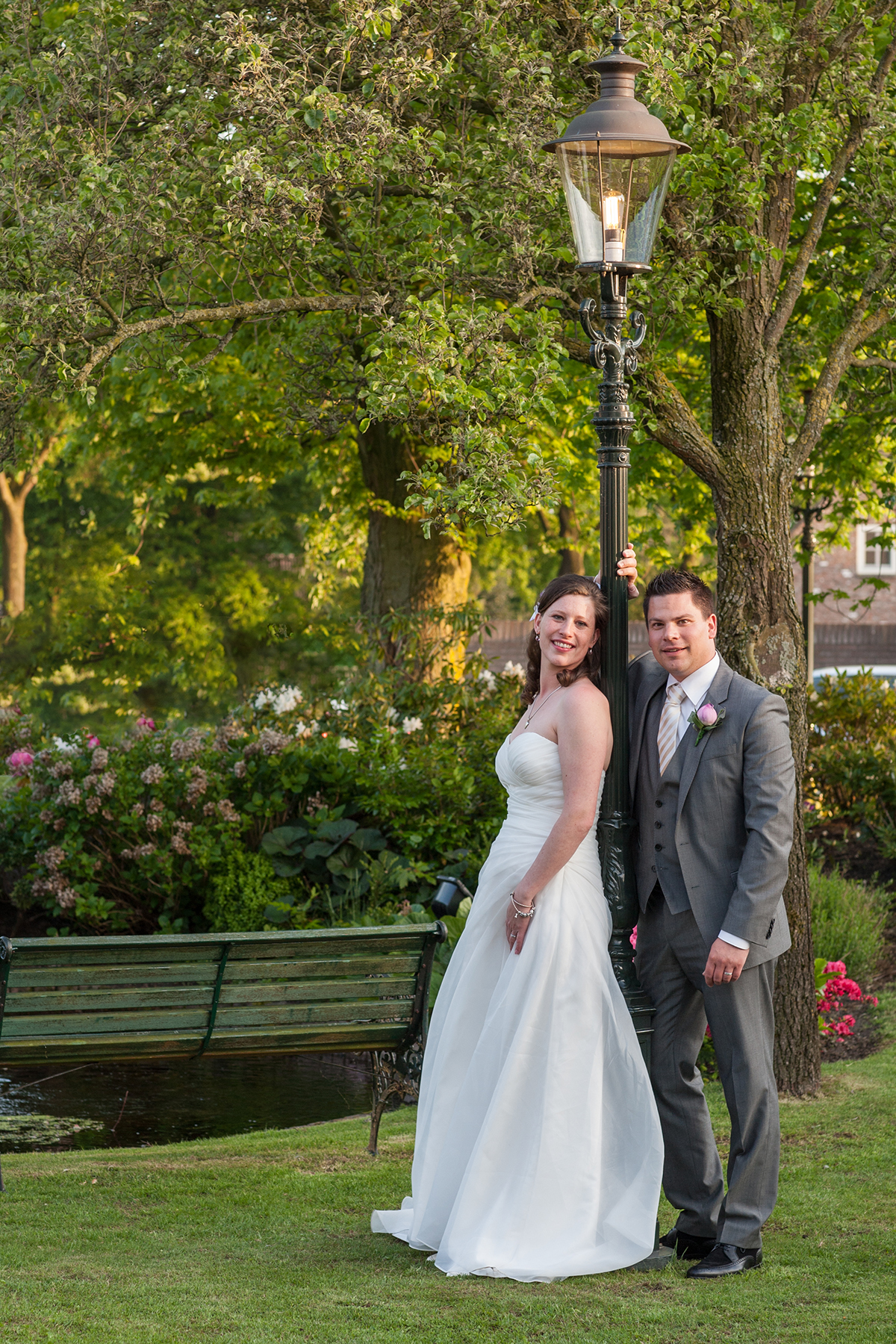 In de tuin van de onder een romantische lantaarn